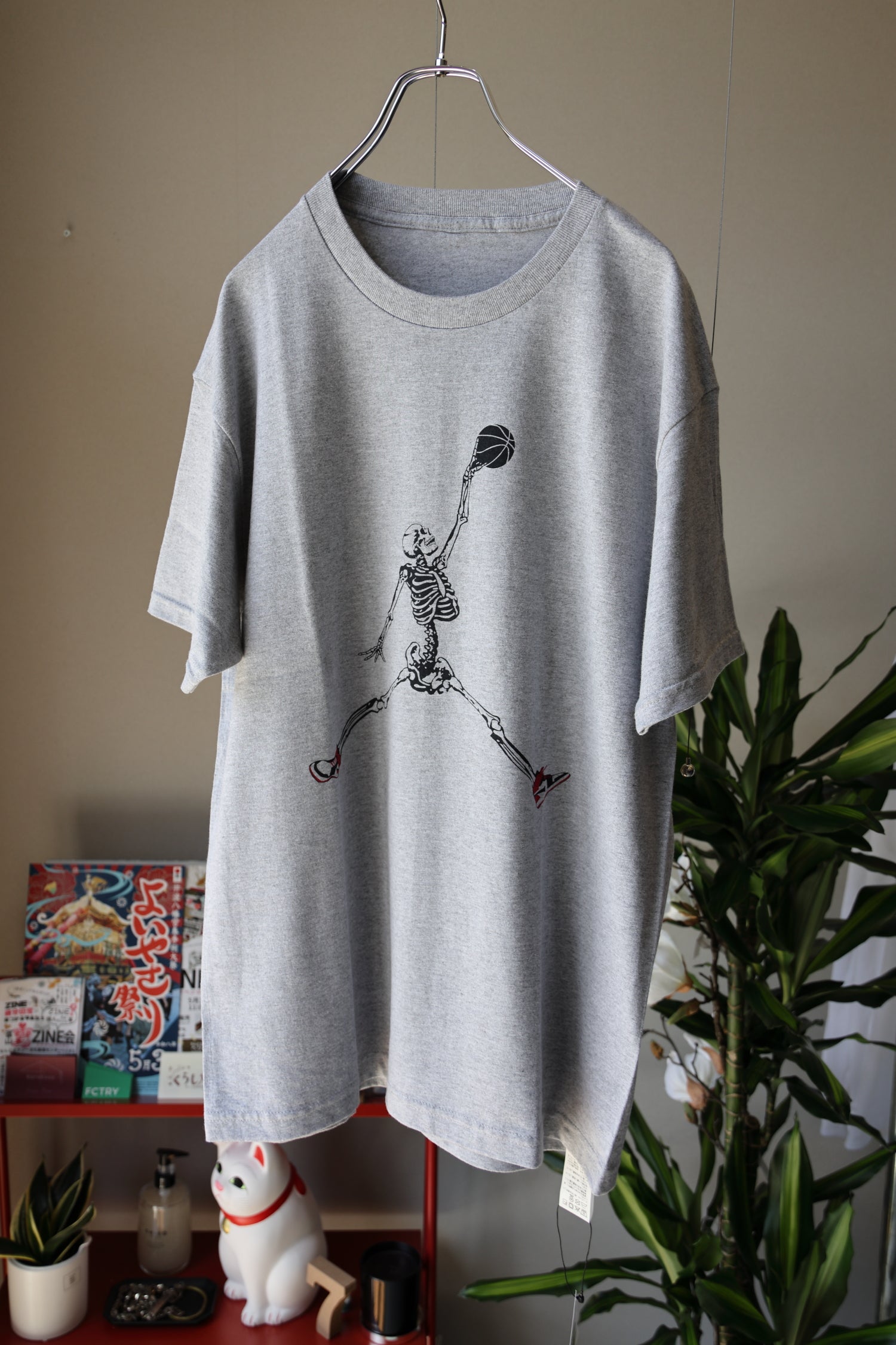 [THRIFTY LOOK ]THRIFTY "SKUL JORDAN" TEE [GREY]