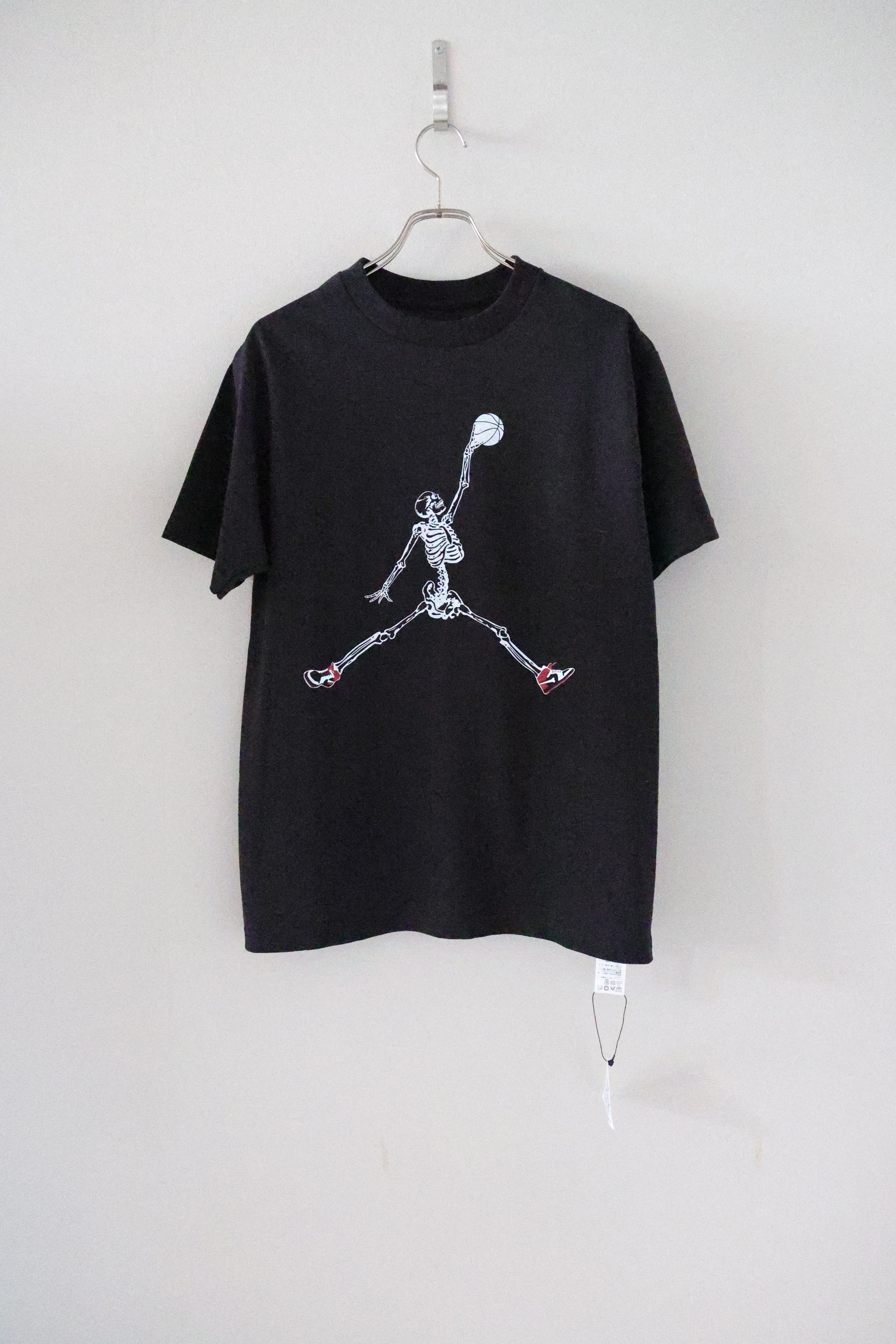 [THRIFTY LOOK ]THRIFTY "SKUL JORDAN" TEE [BLACK]
