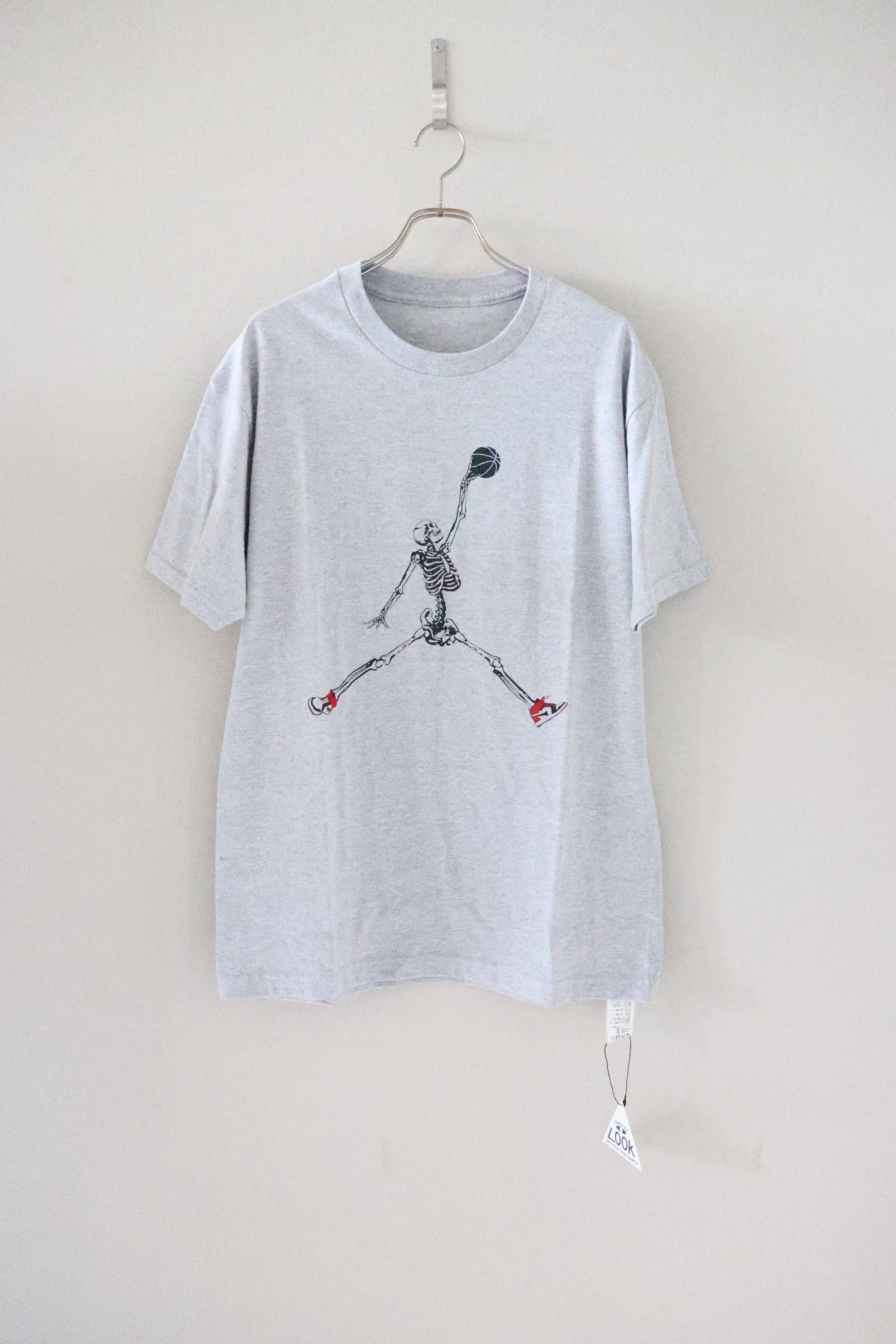 [THRIFTY LOOK ]THRIFTY "SKUL JORDAN" TEE [GREY]