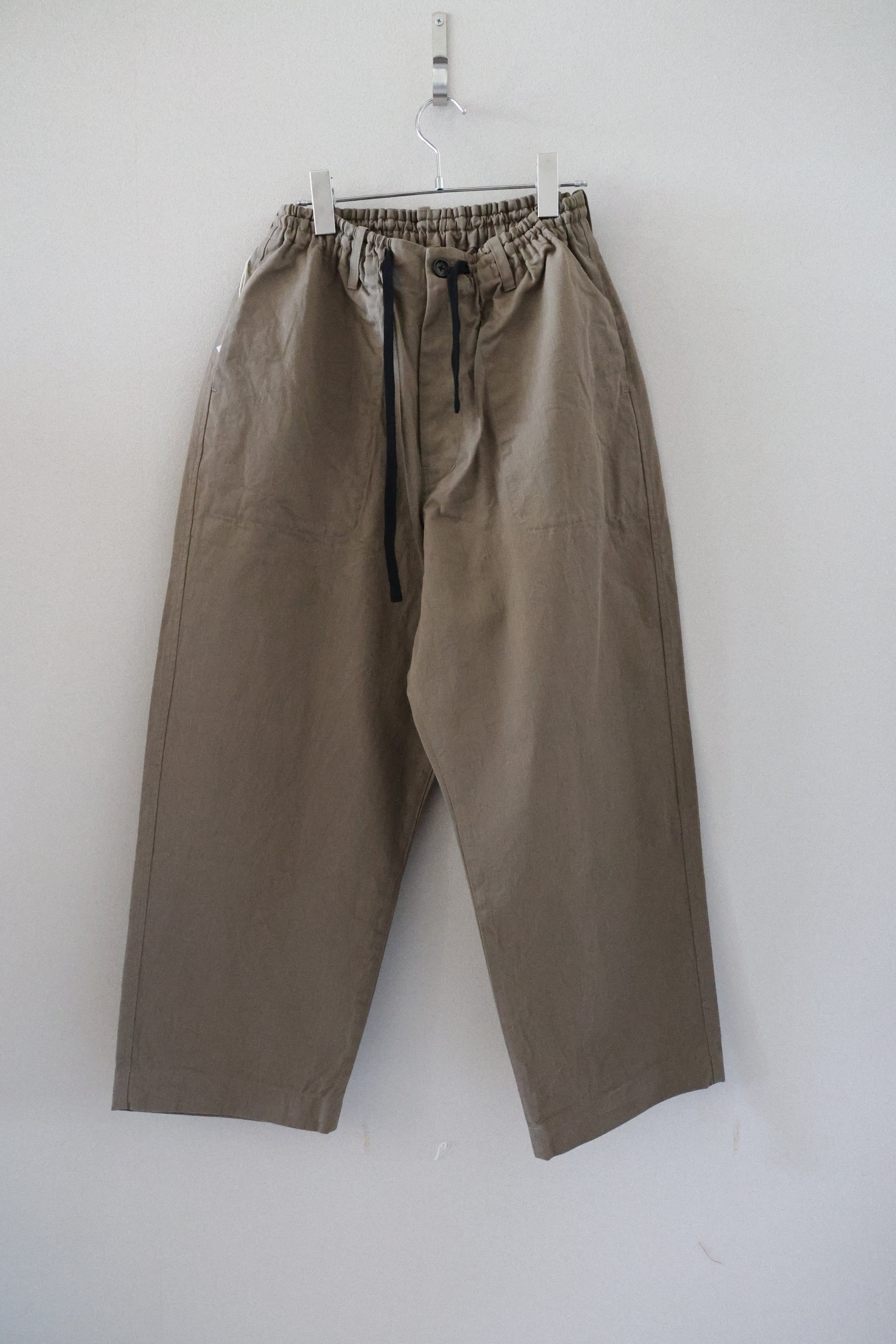 [River] SET UP PANTS -KHAKI-