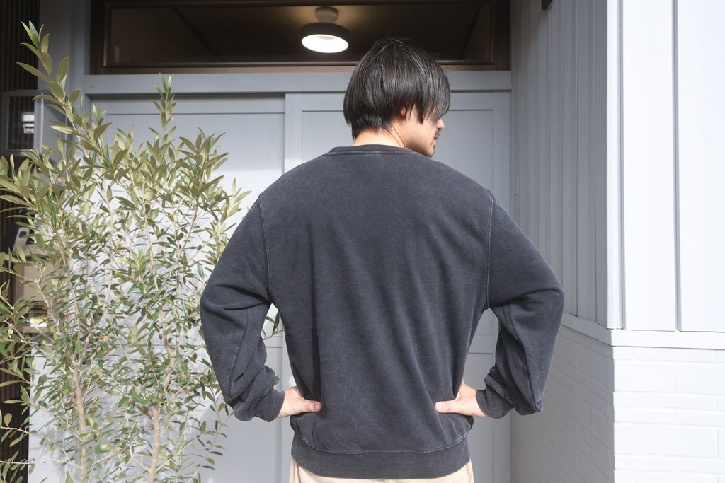 [85-Store] 8.8oz 媚びないスヌースウェット [BLACK/GRAY]（着用・背面）